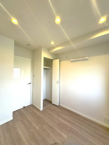 キャスティ上板橋の洋室|家具のレイアウトも自由自在な洋室は、暮らす人のスタイルに寄り添える柔軟な一部屋。毎日をより快適に、自分らしく過ごせる場所です。