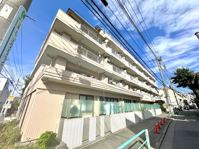 キャスティ上板橋の外観|洗練されたフォルムと落ち着いた色調が、街並みにやさしく溶け込む佇まい。帰るたびに、心がふっと和らぐ外観です。