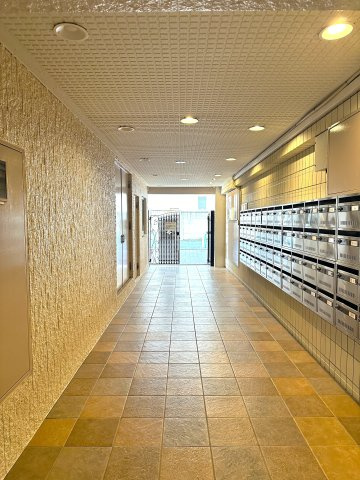 キャスティ上板橋のロビー|広々とした明るいロビーは、陽光が差し込む心地よい空間を演出し、訪れる人の心をやさしく和ませます。待ち合わせやくつろぎの時間にもふさわしい、上質で優雅なエントランスです。