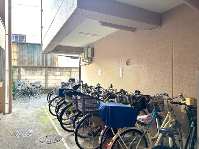 キャスティ上板橋の駐輪場|整然と配置された駐輪場は、使いやすさと安全性を兼ね備えた設計。毎日の通勤やお出かけをサポートし、快適な暮らしの一部となります。