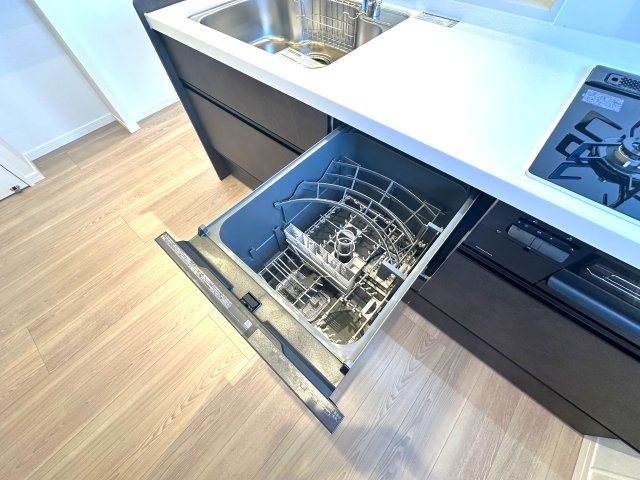 キャスティ上板橋のキッチン|面倒な後片付けは食洗機におまかせ。空いた時間には、ソファでテレビを観ながらゆったりひと息。家事の負担を減らして、毎日に小さな余裕と心地よさをもたらします。
