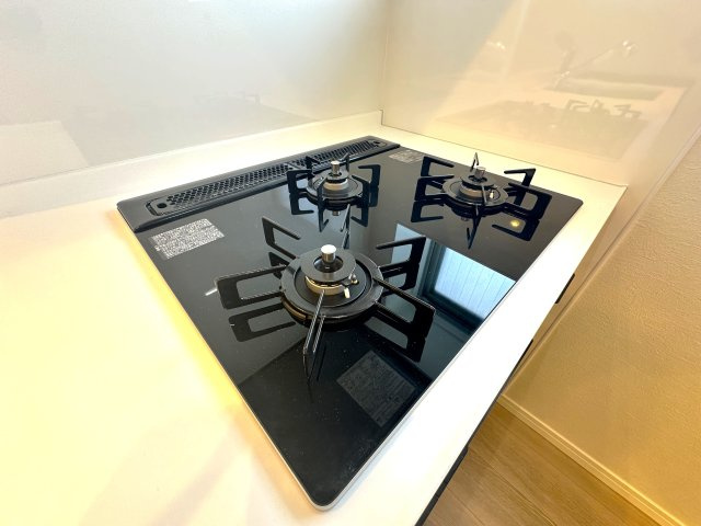 キャスティ上板橋のキッチン|3口ガスコンロで、同時調理もスムーズに進み、時間を有効に使えるのがうれしいポイント。炒め物、煮込み、汁物など、複数の料理を一度に作れるので、忙しい朝や夕食の準備も効率よく進みます。