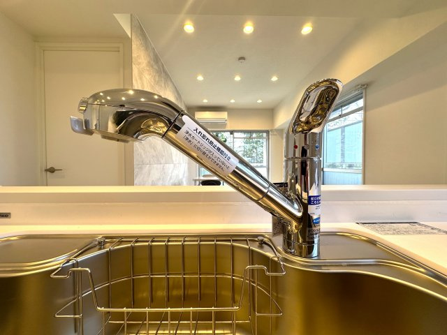 キャスティ上板橋のキッチン|浄水機能付きの水栓は、安心でおいしい水がすぐ使える便利な設備。ハンドシャワーで使い勝手もよく、毎日の家事が快適になります。使い勝手と衛生面を両立した設計が、毎日の家事に小さな心地よさと楽しさをプラス。