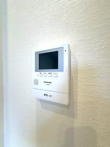 キャスティ上板橋の防犯設備|リビングから来訪者の姿をしっかり確認できるモニター付きインターホンは、防犯性はもちろん、急な来客にも安心して対応できる心強い設備。ご家族の安全と安心な暮らしをそっと支えてくれます。