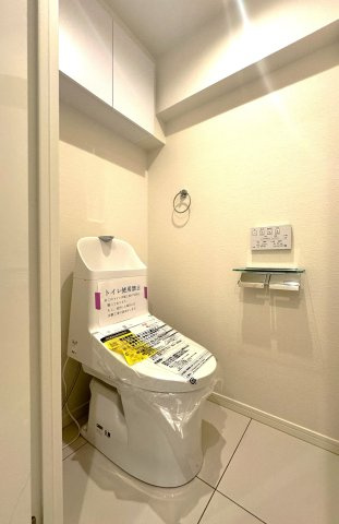 キャスティ上板橋のトイレ|最新設備を備えたトイレは、快適性とスタイリッシュさを兼ね備えた空間。清潔感のある美しい内装とすっきりとしたデザインが、暮らしに心地よさをプラス。清潔・快適・美しさが調和した、上質なトイレ空間です。