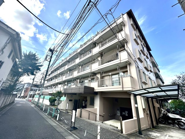 キャスティ上板橋の外観|控えめながらも洗練されたフォルムが、街並みに自然と溶け込みます。ほどよい高さと落ち着きのある佇まいが、住まう人に安心感と静かな誇りをもたらします。