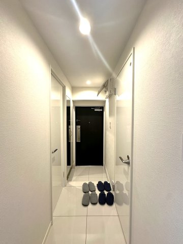 キャスティ上板橋の玄関|落ち着いたデザインと広々とした空間が調和する玄関は、住まう人を温かく迎え入れます。毎日の出発と帰宅を心地よく包み込み、日常に上質なひとときをもたらしてくれる場所です。