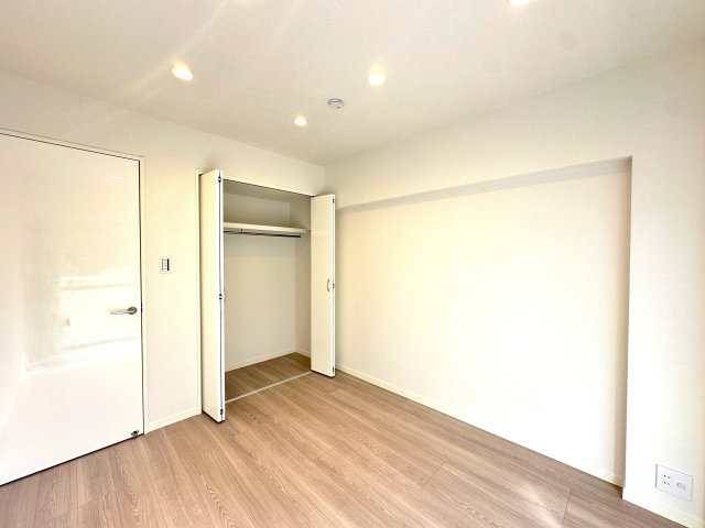 キャスティ上板橋の洋室|クローゼットを備えた機能的な洋室。収納力に優れ、すっきりと整った空間を保ちやすく、住まい全体の心地よさを高めてくれます。