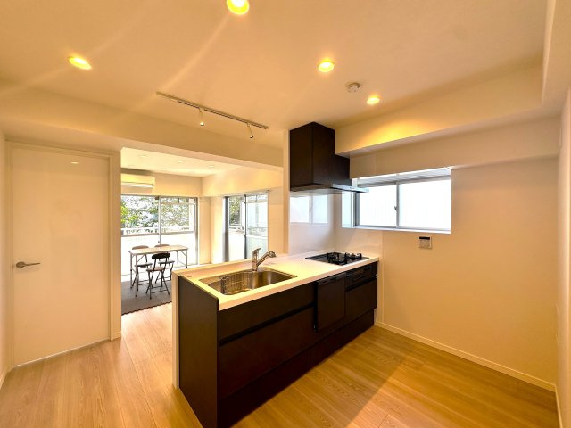 キャスティ上板橋のキッチン|使い勝手の良さとデザイン性を兼ね備えたキッチンは、料理好きの方にも嬉しい仕様。手元が明るく、調理中も快適に過ごせ、家族との会話も自然と弾みます。