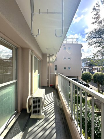 キャスティ上板橋のバルコニー|やわらかな風がそっと頬をなで、空の広がりが日常を包み込むバルコニー。朝の光に目を細めたり、夕暮れの空にひと息ついたり──心がほどけるひとときが、ここにはあります。