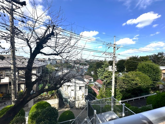 キャスティ上板橋の展望|窓越しに広がる風景が、暮らしのリズムに優しく寄り添います。空の移ろい、そよぐ風、遠くの街灯りが日常に静かな豊かさと安らぎをもたらしてくれます。