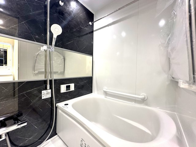 キャスティ上板橋の浴室|家族みんなの疲れをやさしく包み込む、広々とした癒しのバスルーム。ゆったりとくつろげる空間で、日々のストレスもすっと解きほぐされる、心身ともにリラックスできるひとときをお届けします。