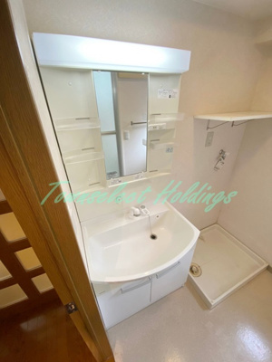 【洗面所】 | ラ・ベルヴィ | 明るい洗面所です