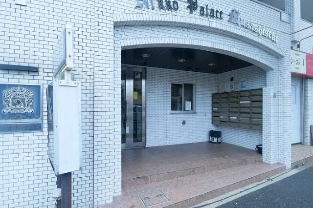 日興パレス武蔵関のエントランス