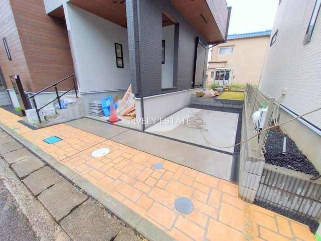 草加市新里町 新築分譲住宅 全2棟 1号棟の駐車場