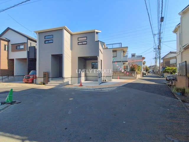 草加市新里町 新築分譲住宅 全3棟 2号棟の前面道路含む現地写真