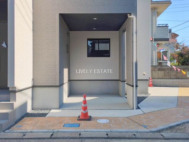 草加市新里町 新築分譲住宅 全3棟 2号棟の駐車場