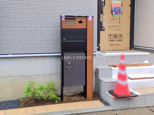草加市新里町 新築分譲住宅 全2棟 2号棟のその他|インターホン機能・宅配BOX付き門柱