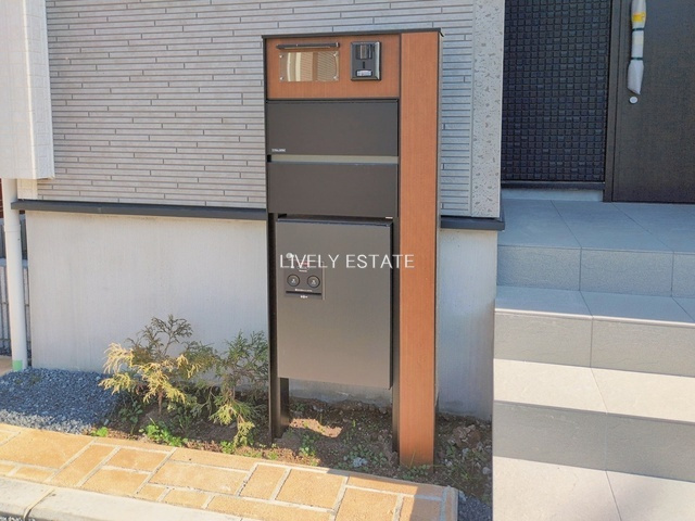 草加市新里町 新築分譲住宅 全2棟 2号棟のその他|インターホン機能・宅配BOX付き門柱