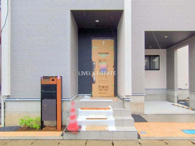 草加市新里町 新築分譲住宅 全2棟 2号棟の玄関