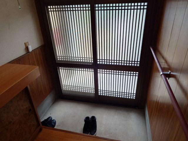 神中１丁目貸家の玄関