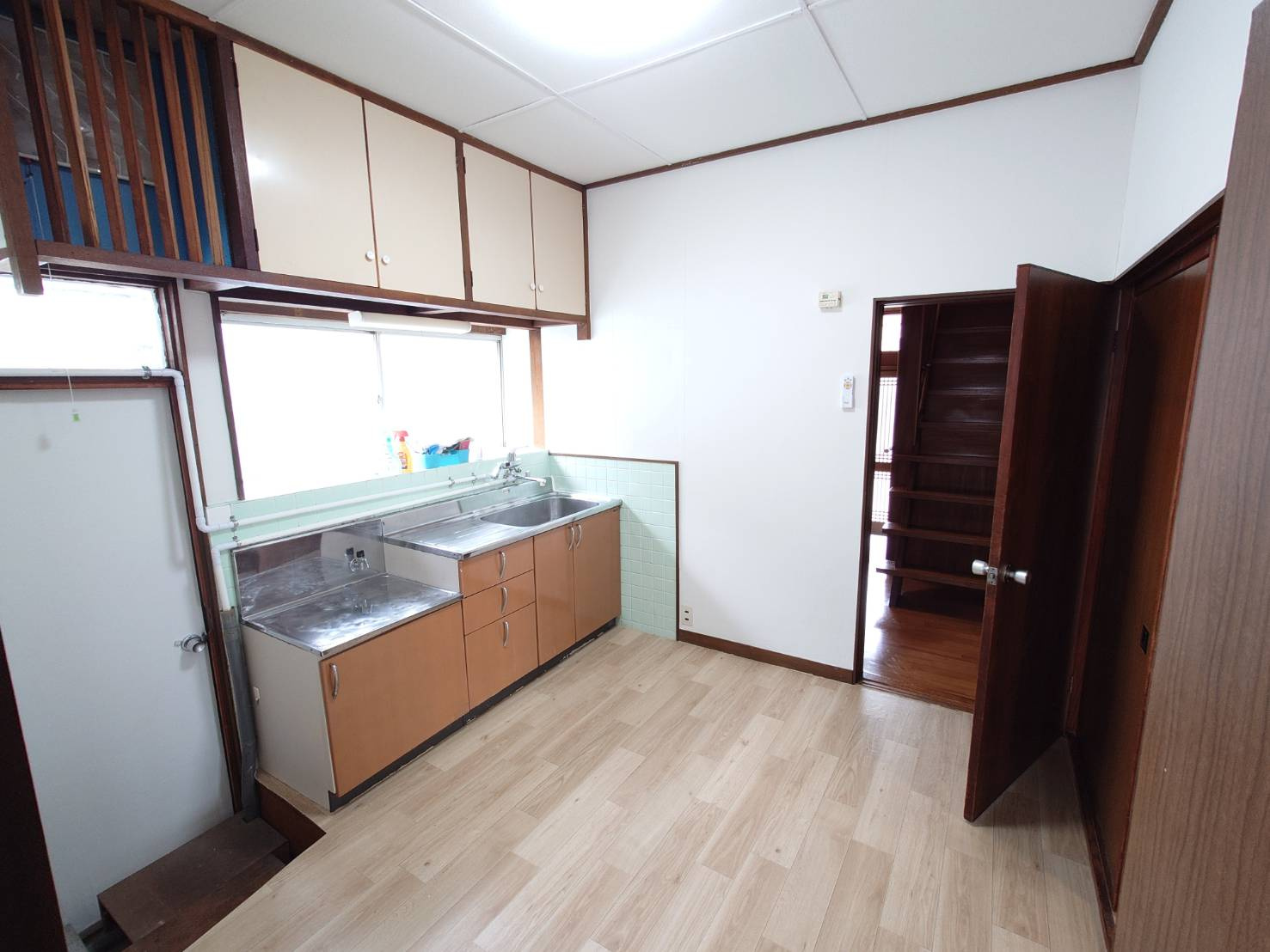 神中１丁目貸家の居間・リビング