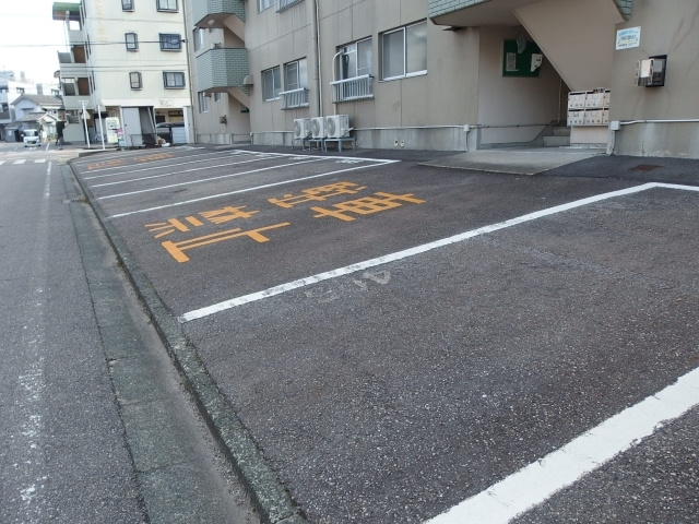 マンションニューシーズの駐車場