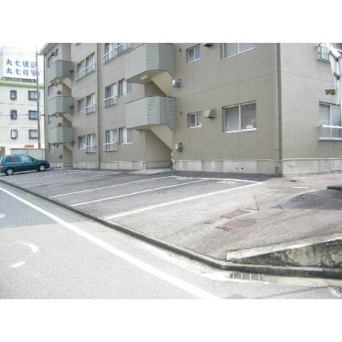 マンションニューシーズの駐車場