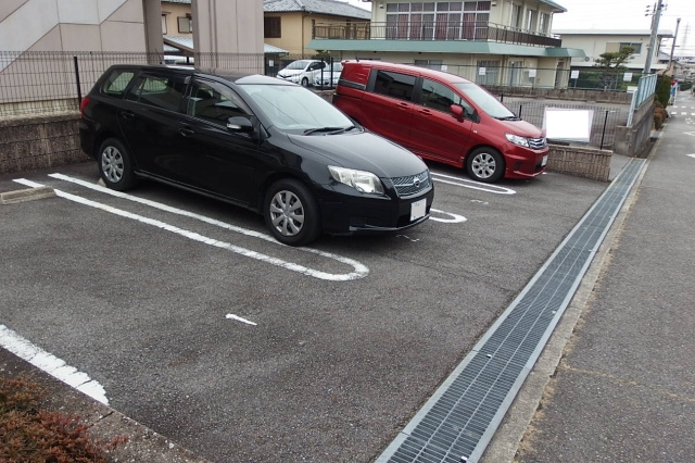 サニーたつみの駐車場