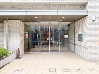 【エントランス】 | お客様を、そして住人を出迎えてくれるマンションのエントランス。ゴミが落ちていないことからも、管理状態の良さや住民の節度の高さが見て取れます。～即日のご見学可能～　お問合せはお気軽にどうぞ。

