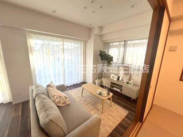 ＴＨＥパームス三鷹ビバーチェの居間・リビング