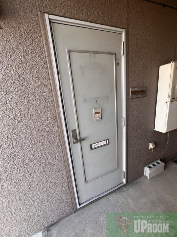 ファミール堀部Ⅲ A棟の玄関