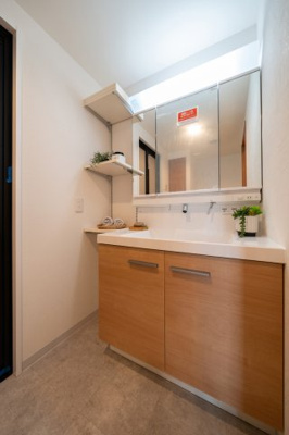 【独立洗面台】 | ディーレスティア堺・光明池 | 【シャワー付き洗面台新調】身だしなみを整えるのに重宝するシャワー付きの洗面台です♪洗面台に収納もあるため、整頓しやすいですね！