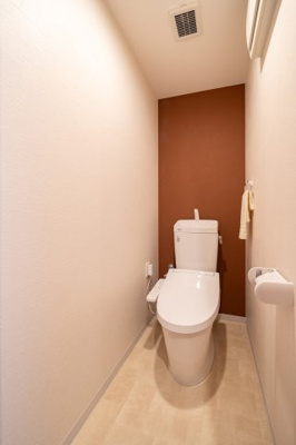 【トイレ】 | ディーレスティア堺・光明池 | 【温水洗浄便座付きトイレ新調】寒い日は特に助かる温水洗浄便座付きトイレです！棚がございますので、トイレットペーパーなどの置き場所に困らないですね！