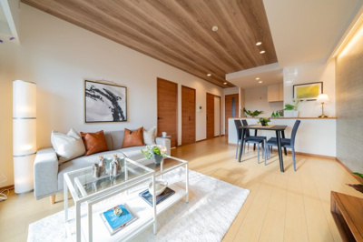 【居間・リビング】 | ディーレスティア堺・光明池 | 【リビング】ＬＤＫ約１６帖！大きな窓のあるリビングは、陽光あふれる明るい空間です。居心地良く、ご家族皆がゆったり寛げる憩いの空間となりそうです♪