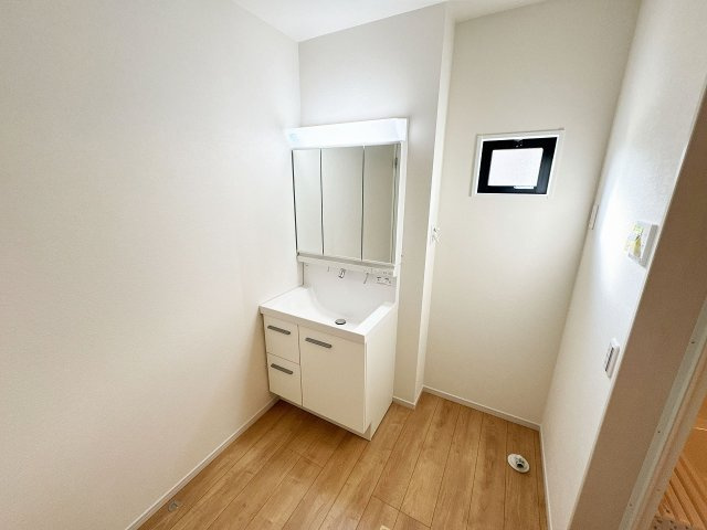 【独立洗面台】 | 富士見市上沢2丁目　新築一戸建住宅　全1棟　(ふじみ野店) | 身支度に便利な3面鏡のシャワー付き洗面台完備！