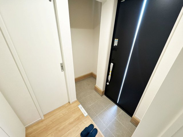 【玄関】 | 富士見市上沢2丁目　新築一戸建住宅　全1棟　(ふじみ野店) | シューズインクローク完備につき、玄関周りもすっきりと片付きます！