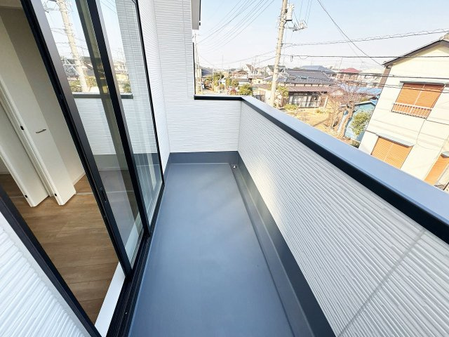 【バルコニー】 | 富士見市上沢2丁目　新築一戸建住宅　全1棟　(ふじみ野店) | 主寝室とつながるバルコニーです。