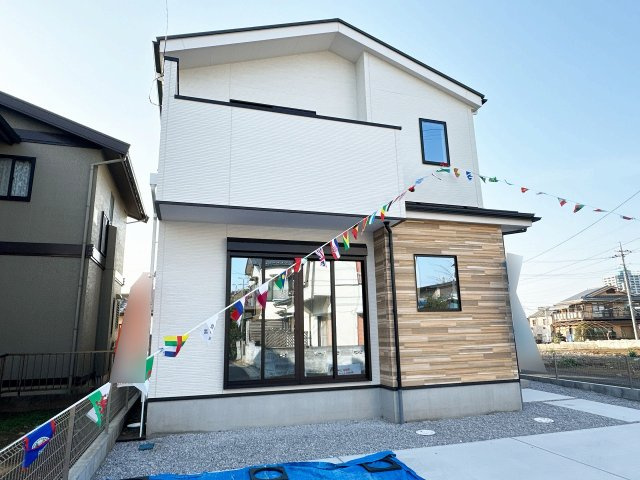 【外観】 | 富士見市上沢2丁目　新築一戸建住宅　全1棟　(ふじみ野店) | 白と木目調の落ち着いた雰囲気の外観です。