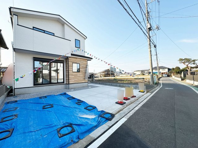 【前面道路含む現地写真】 | 富士見市上沢2丁目　新築一戸建住宅　全1棟　(ふじみ野店) | カースペースは間口が広く駐車ラクラク！