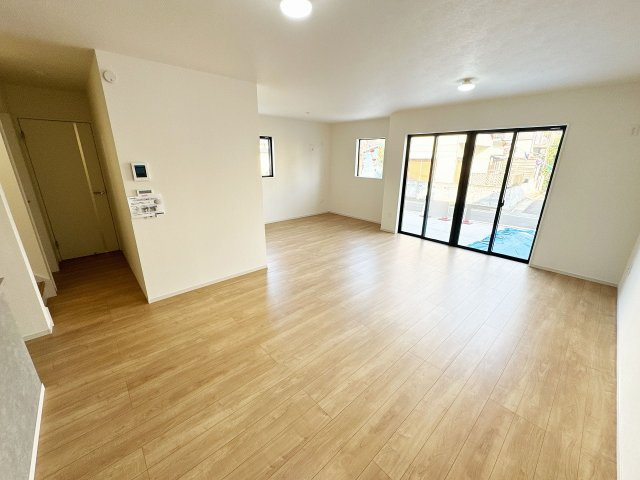 【居間・リビング】 | 富士見市上沢2丁目　新築一戸建住宅　全1棟　(ふじみ野店) | 17.9+5帖の広々LDK、ゆったりとしたリビングは家族の憩いの場にぴったりです！