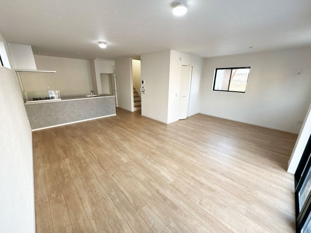 【居間・リビング】 | 富士見市上沢2丁目　新築一戸建住宅　全1棟　(ふじみ野店) | リビング床暖房完備！冬場もあたたかくお過ごしできます。