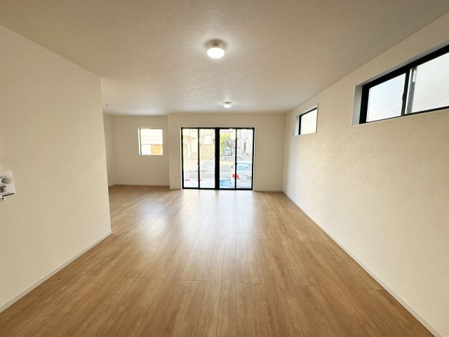 【居間・リビング】 | 富士見市上沢2丁目　新築一戸建住宅　全1棟　(ふじみ野店) | 明るい陽が差し、家具が配置しやすい間取りです。