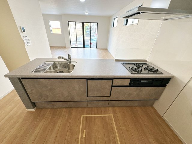 【キッチン】 | 富士見市上沢2丁目　新築一戸建住宅　全1棟　(ふじみ野店) | リビングの様子が見渡せる人気の対面式キッチンです。