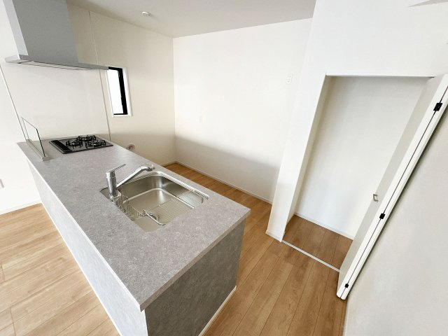 【キッチン】 | 富士見市上沢2丁目　新築一戸建住宅　全1棟　(ふじみ野店) | 食洗器、オールインワン浄水器付きの便利なシステムキッチン！