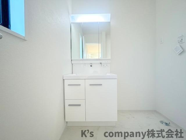 ◎茅ヶ崎市矢畑　新築戸建　4号棟の独立洗面台|三面鏡の内側には小物収納が充実しています◇