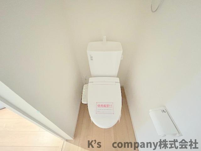 ◎茅ヶ崎市矢畑　新築戸建　4号棟のトイレ|白を基調とした清潔感のある温水洗浄暖房便座つきトイレ◇