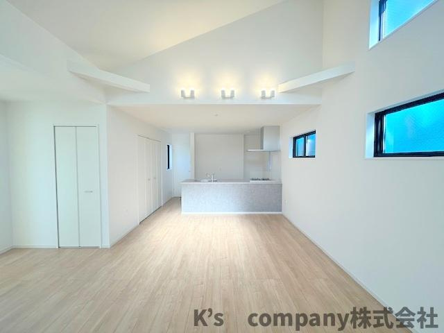 ◎茅ヶ崎市矢畑　新築戸建　4号棟の居間・リビング|壁面にはおしゃれな照明がリビングを照らしてくれます◇