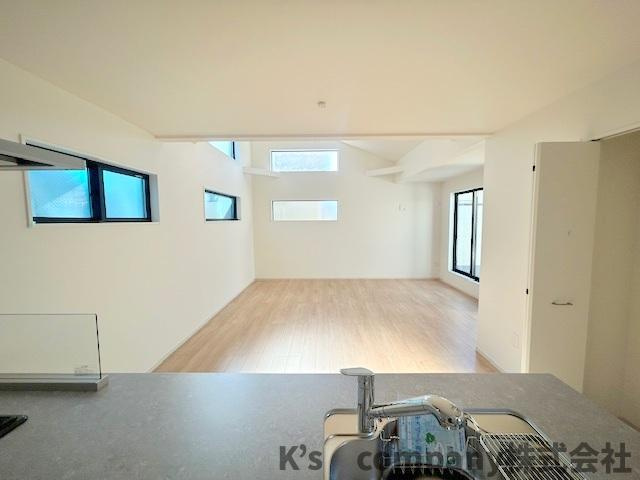 ◎茅ヶ崎市矢畑　新築戸建　4号棟の居間・リビング|キッチン側から見たリビングスペース◇