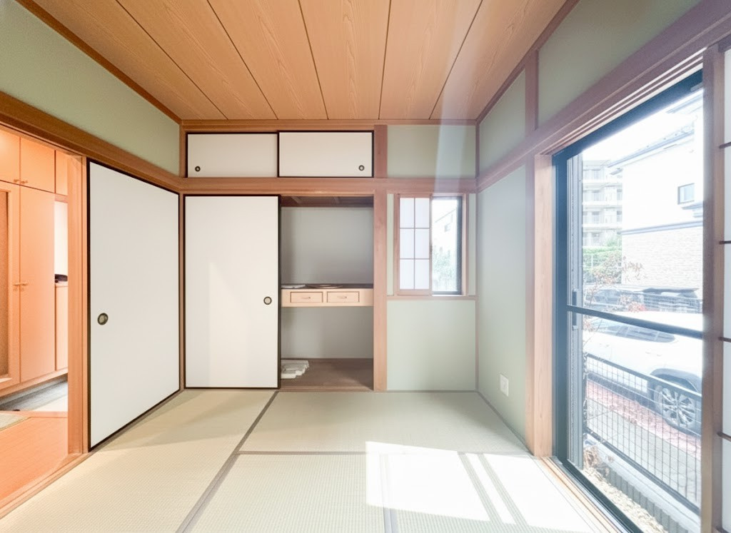 デザイナーズ中古住宅限定1棟！　横浜市神奈川区白幡東町の和室|採光良好で明るい和室は、客間やお子様の遊び場にも最適。畳は表替え済みで、イ草の香りが心地よくリラックスできます。